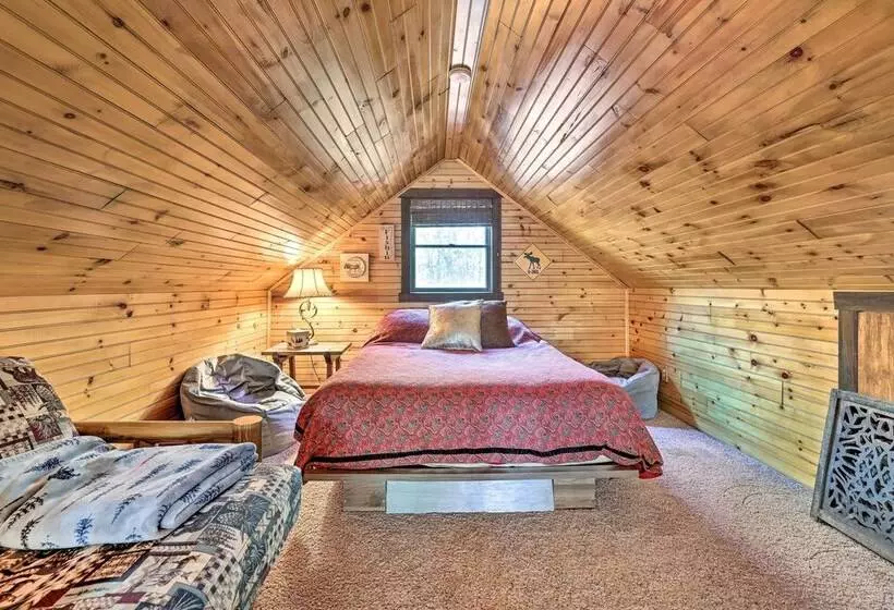 Secluded Cresco Cabin W/ Deck + Forest Views!