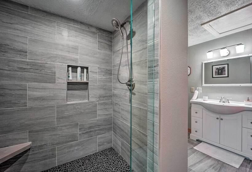 Private Eureka Springs Retreat W/ Hot Tub!