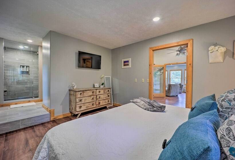 Private Eureka Springs Retreat W/ Hot Tub!