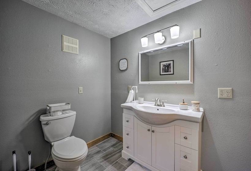 Private Eureka Springs Retreat W/ Hot Tub!