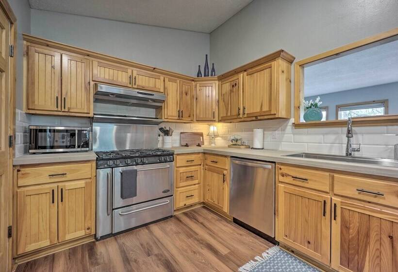 Private Eureka Springs Retreat W/ Hot Tub!