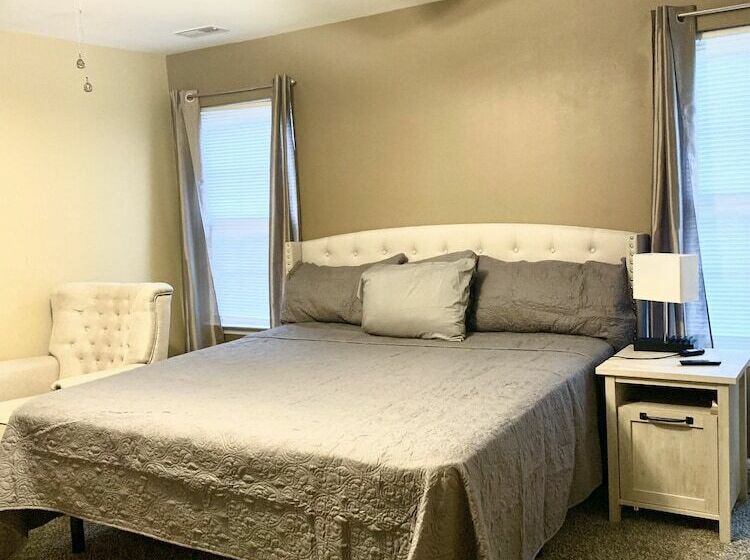 Spacious 4br House W Screenedin Porch