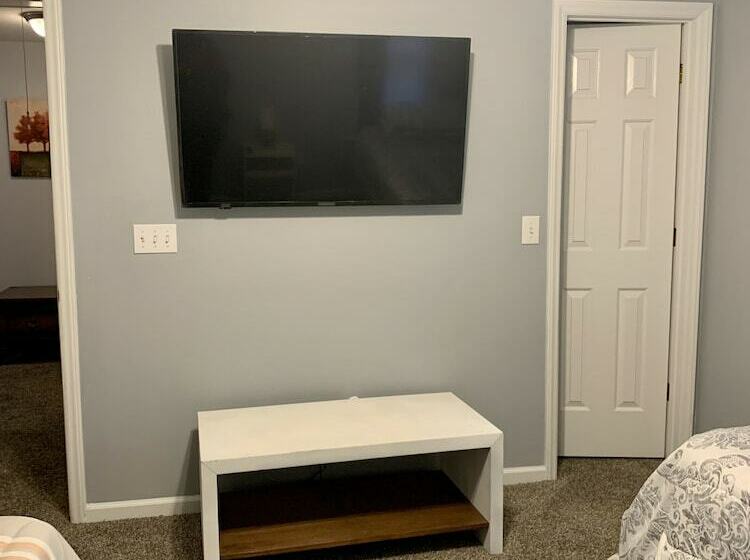 Spacious 4br House W Screenedin Porch