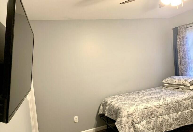 Spacious 4br House W Screenedin Porch