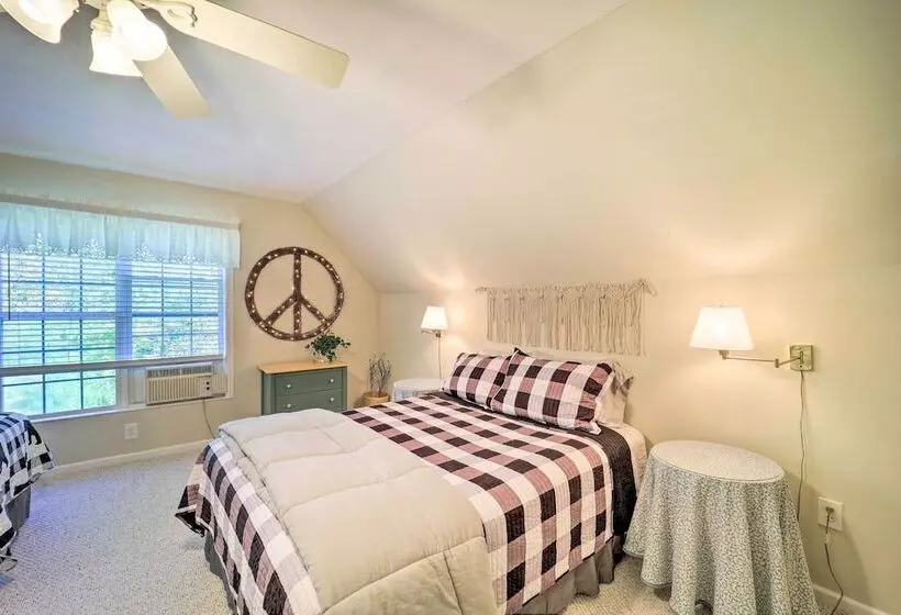 9 Mi To Sugar Mountain: Newland Cabin W/ Fire Pit!