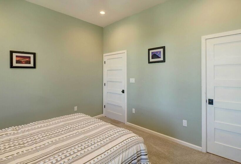 Spacious Farmhouse Near Hikes & Waterfalls