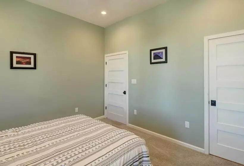 Spacious Farmhouse Near Hikes & Waterfalls