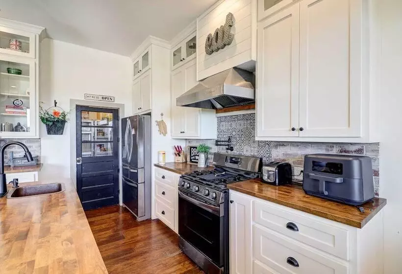 Spacious Farmhouse Near Hikes & Waterfalls