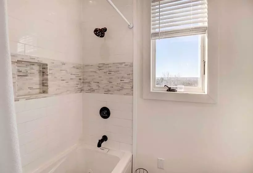 Spacious Farmhouse Near Hikes & Waterfalls