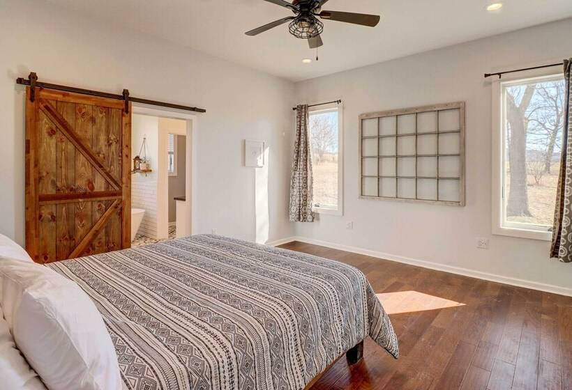 Spacious Farmhouse Near Hikes & Waterfalls