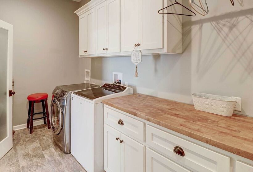 Spacious Farmhouse Near Hikes & Waterfalls