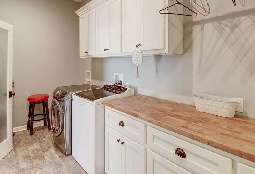 Spacious Farmhouse Near Hikes & Waterfalls