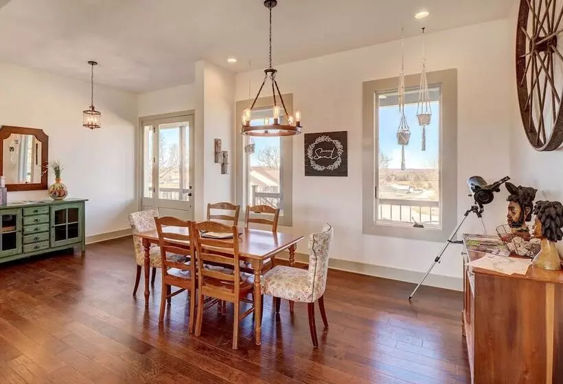 Spacious Farmhouse Near Hikes & Waterfalls