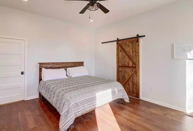 Spacious Farmhouse Near Hikes & Waterfalls