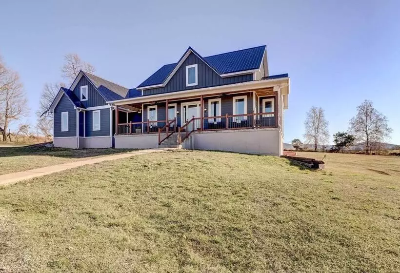 Spacious Farmhouse Near Hikes & Waterfalls