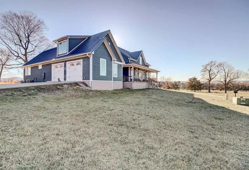 Spacious Farmhouse Near Hikes & Waterfalls