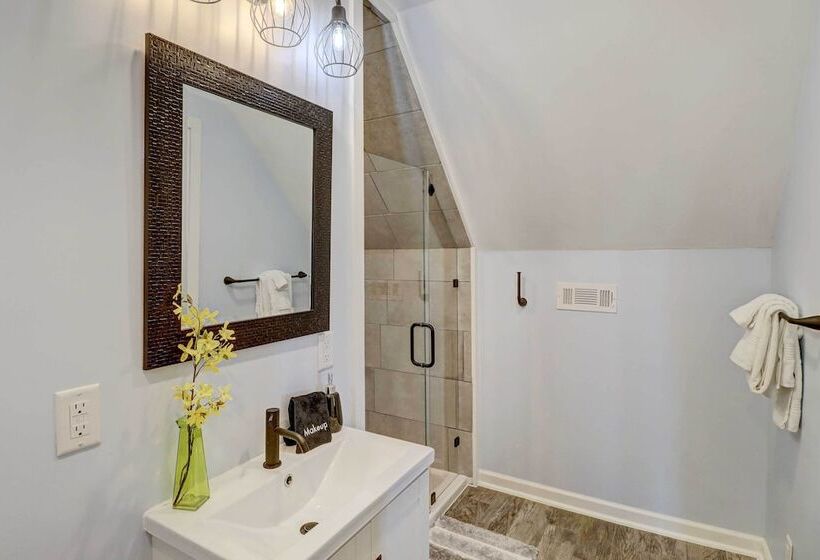 Spacious Farmhouse Near Hikes & Waterfalls