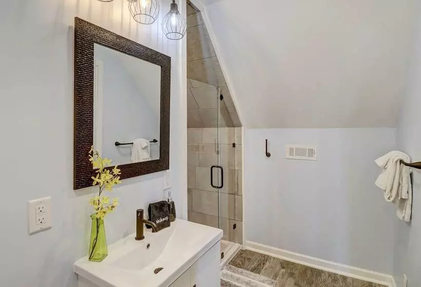 Spacious Farmhouse Near Hikes & Waterfalls