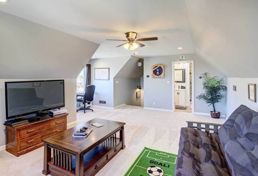 Spacious Farmhouse Near Hikes & Waterfalls