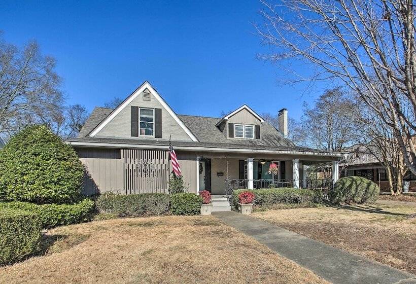 Hot Springs Home: Walk To Oaklawn!