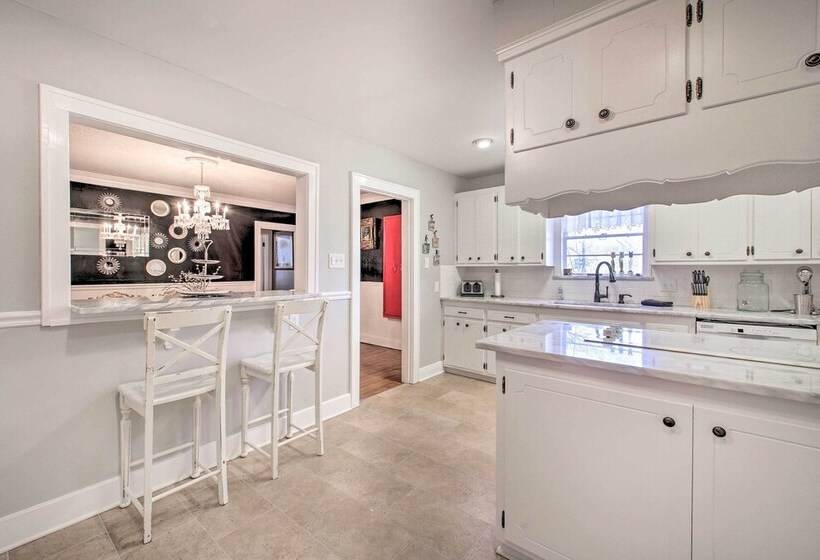 Hot Springs Home: Walk To Oaklawn!