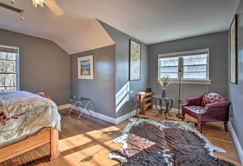 Hot Springs Home: Walk To Oaklawn!