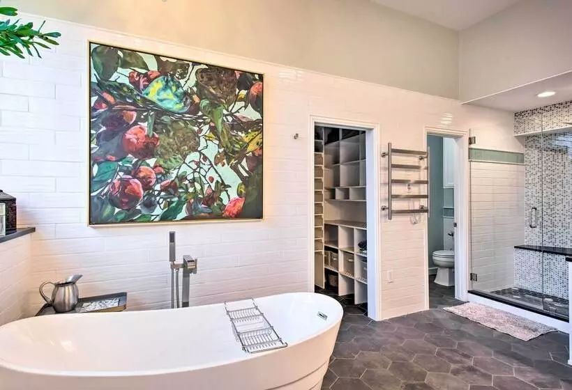 Luxe & Large Flower Mound Home On 1 Acre W/ Pond!