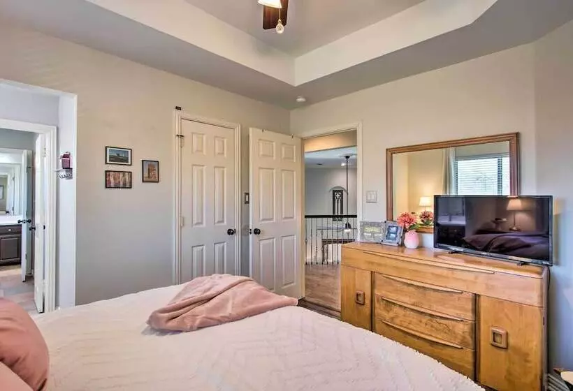 Luxe & Large Flower Mound Home On 1 Acre W/ Pond!