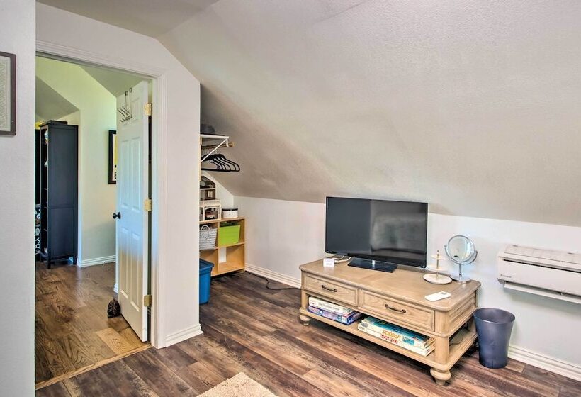 Luxe & Large Flower Mound Home On 1 Acre W/ Pond!