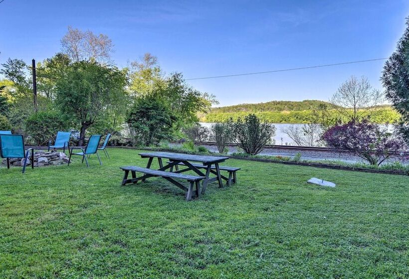 Spacious Pequea Retreat W/ Dock & Hot Tub!