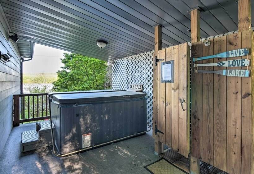 Spacious Pequea Retreat W/ Dock & Hot Tub!