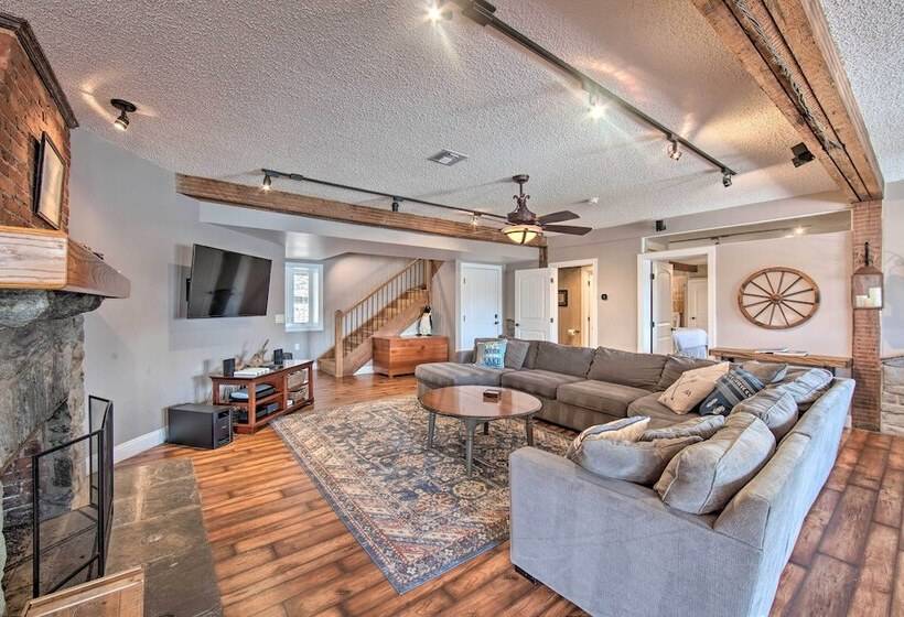 Spacious Pequea Retreat W/ Dock & Hot Tub!