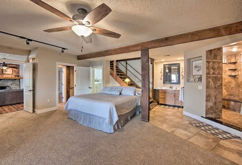 Spacious Pequea Retreat W/ Dock & Hot Tub!