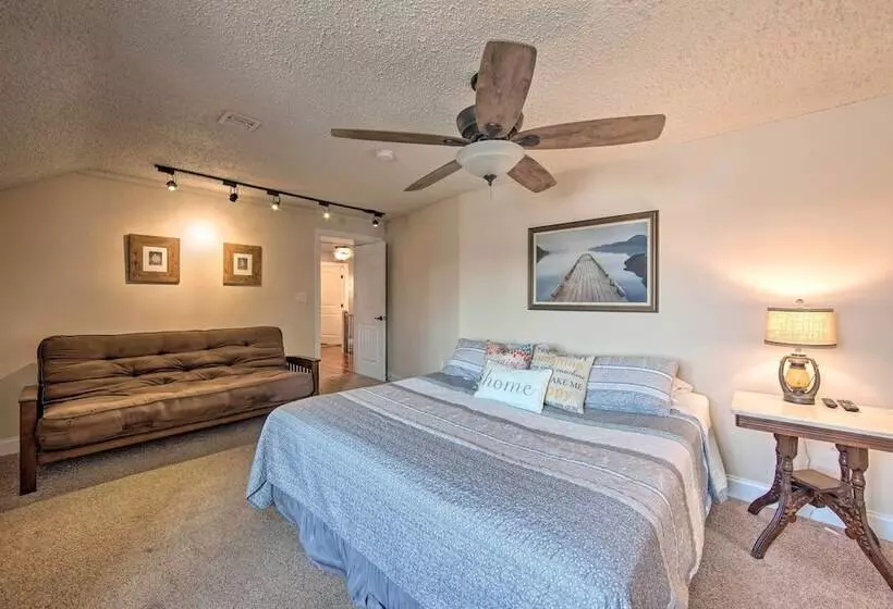 Spacious Pequea Retreat W/ Dock & Hot Tub!