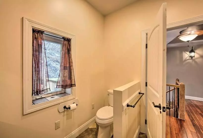 Spacious Pequea Retreat W/ Dock & Hot Tub!