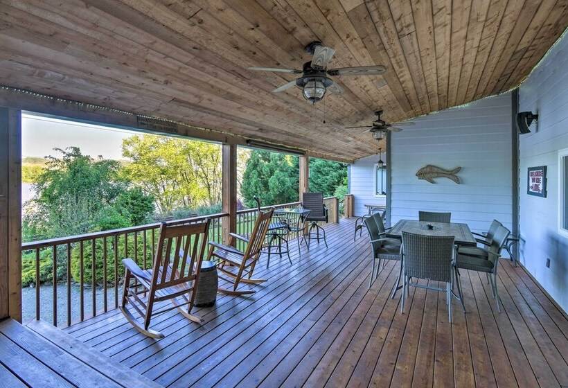 Spacious Pequea Retreat W/ Dock & Hot Tub!