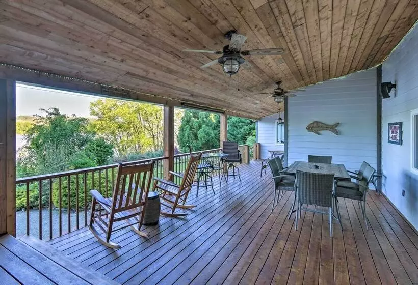 Spacious Pequea Retreat W/ Dock & Hot Tub!
