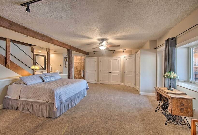 Spacious Pequea Retreat W/ Dock & Hot Tub!