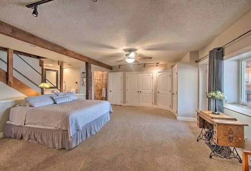 Spacious Pequea Retreat W/ Dock & Hot Tub!