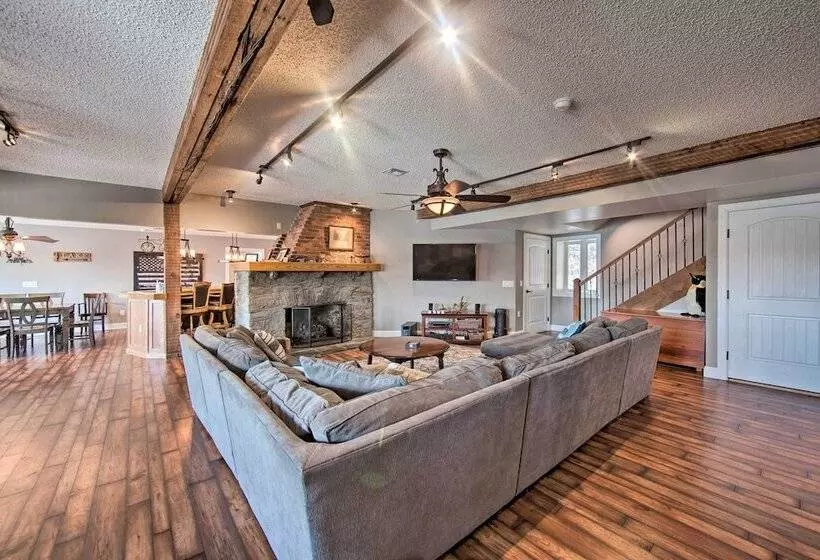 Spacious Pequea Retreat W/ Dock & Hot Tub!