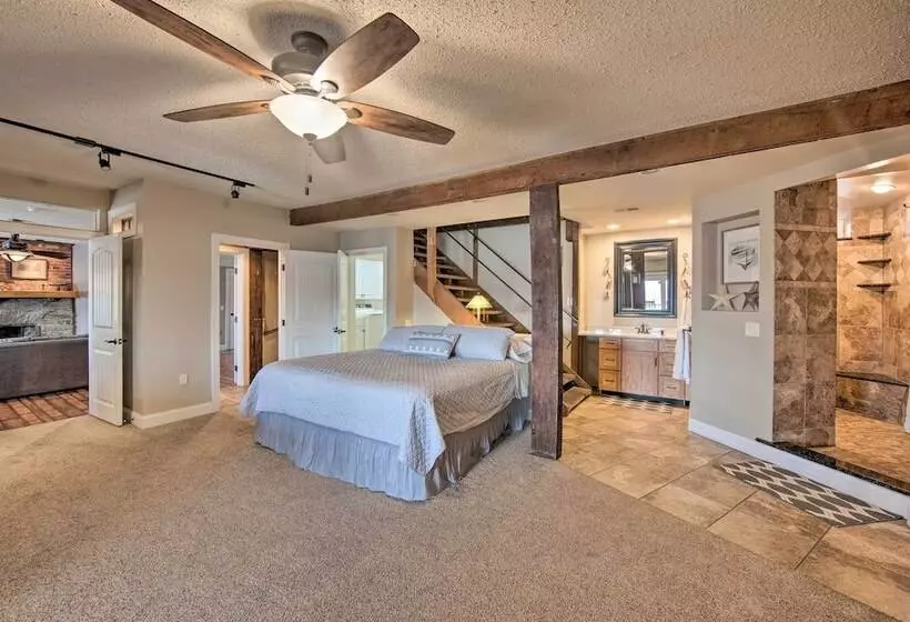 Spacious Pequea Retreat W/ Dock & Hot Tub!