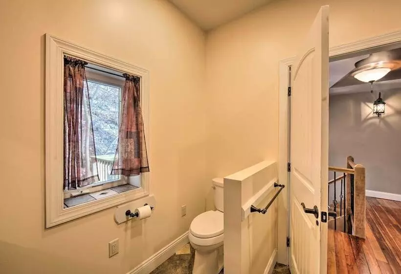 Spacious Pequea Retreat W/ Dock & Hot Tub!