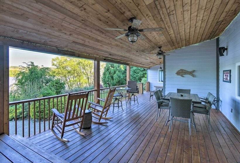 Spacious Pequea Retreat W/ Dock & Hot Tub!