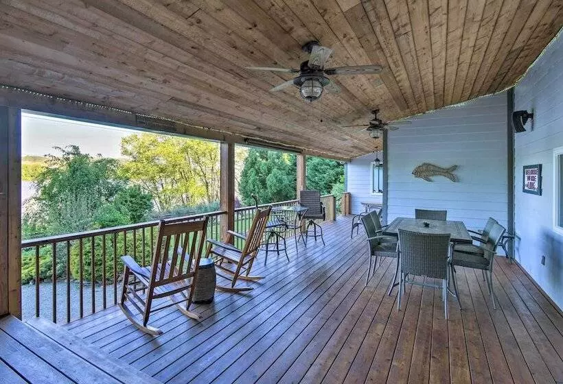 Spacious Pequea Retreat W/ Dock & Hot Tub!