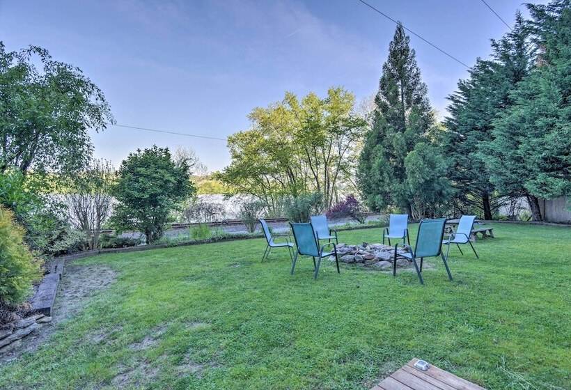 Spacious Pequea Retreat W/ Dock & Hot Tub!