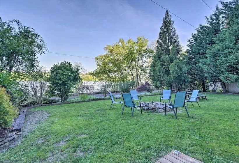 Spacious Pequea Retreat W/ Dock & Hot Tub!