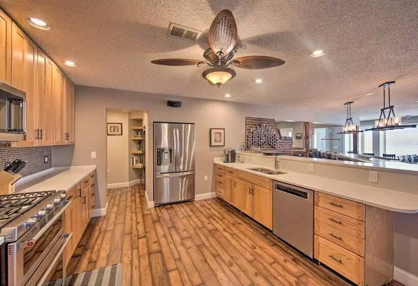 Spacious Pequea Retreat W/ Dock & Hot Tub!