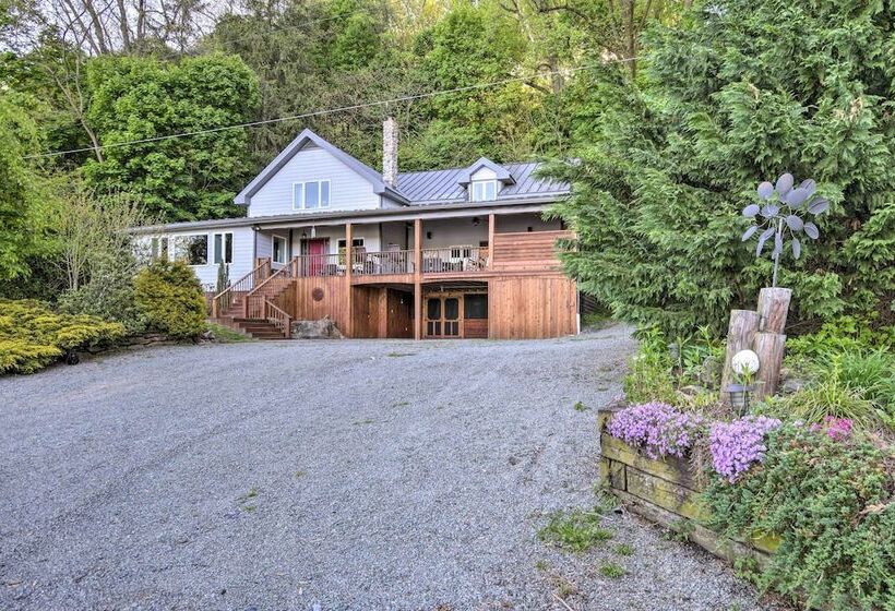 Spacious Pequea Retreat W/ Dock & Hot Tub!