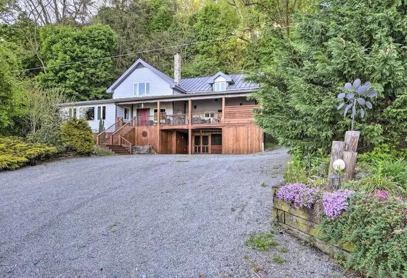 Spacious Pequea Retreat W/ Dock & Hot Tub!