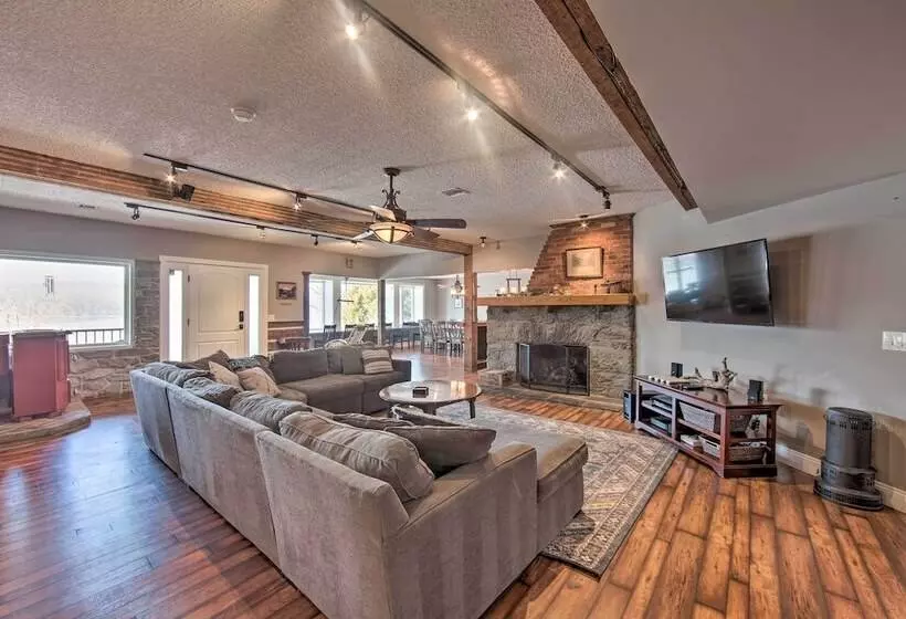 Spacious Pequea Retreat W/ Dock & Hot Tub!